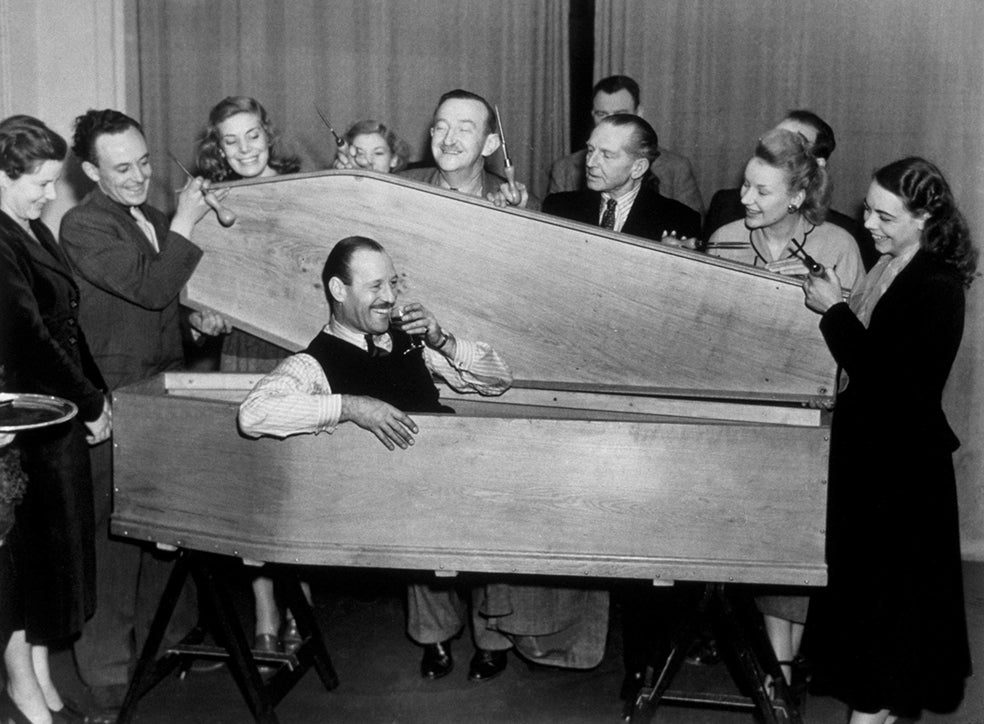 El mago británico, durante una actuación en la que desaparecía en un ataúd y, en la imagen de apertura, realizando un truco con arena, antes de alistarse en el Ejército.