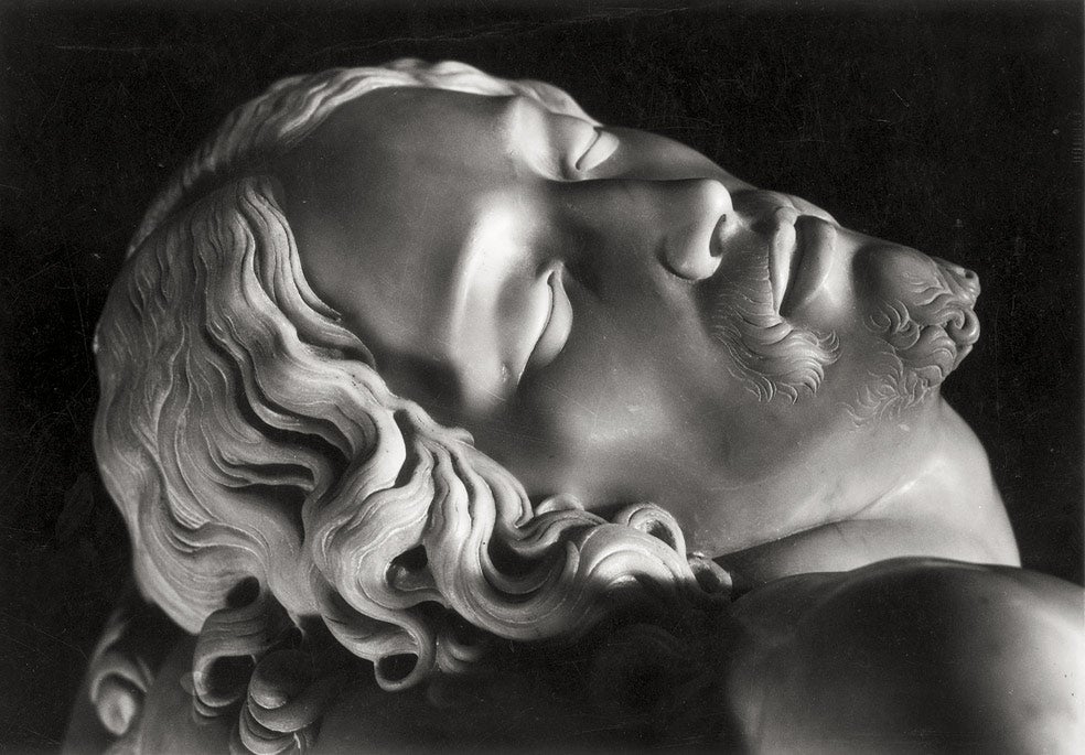 En la Piedad, que terminó en 1499, destaca el contraste entre las arrugas de los ropajes de la Virgen y la tersura del cuerpo de Jesucristo. Es la única escultura que firmó (en la cinta del pecho de María).