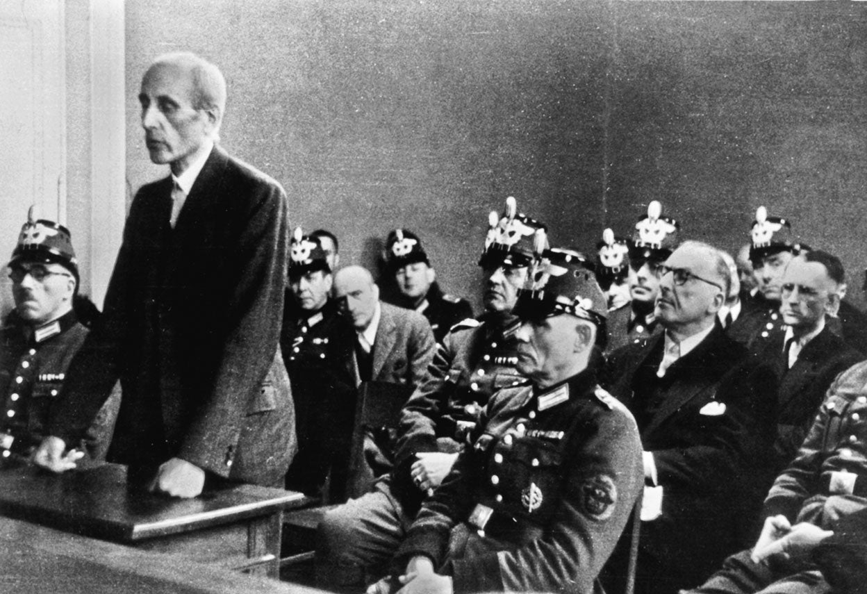 El abogado Eugen Bolz se defiende durante su juicio. Tras el atentado hubo 5000 arrestos y 200 ejecuciones de opositores.