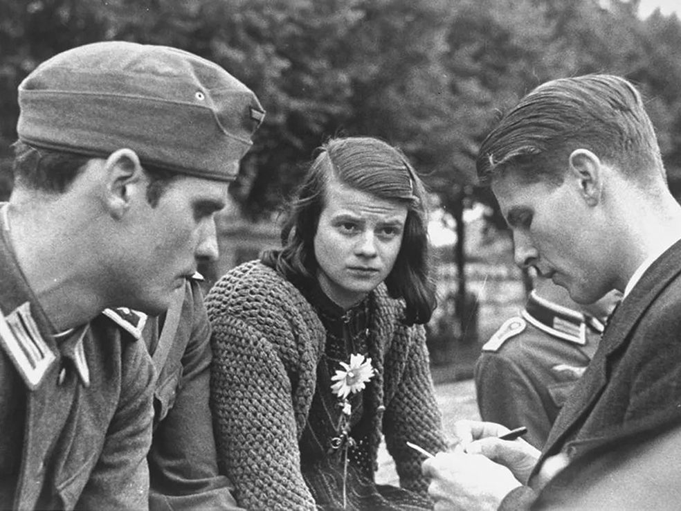 Sophie Scholl, hermana de Hans y estudiante de Biología. Colaboró en la distribución de los dos últimos panfletos de La Rosa Blanca. Fue ejecutada con su hermano, a los 22 años.