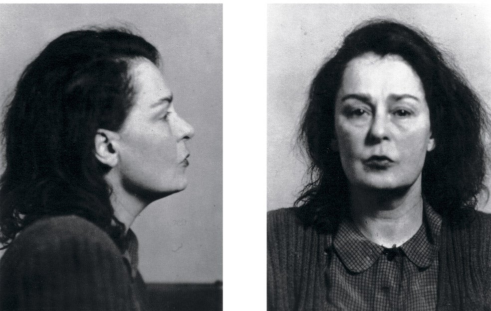 Foto tras la detención de Lina Prokófiev en Moscú en 1948. Fue enviada al gulag de Abez, donde la mayoría de los condenados eran escritores, actores y sacerdotes, a los que lo mismo se acusaba de espionaje que de terrorismo. En el campo, los funcionarios la llamaban despectivamente Tres Naranjas, el título de la ópera más conocida de su marido.