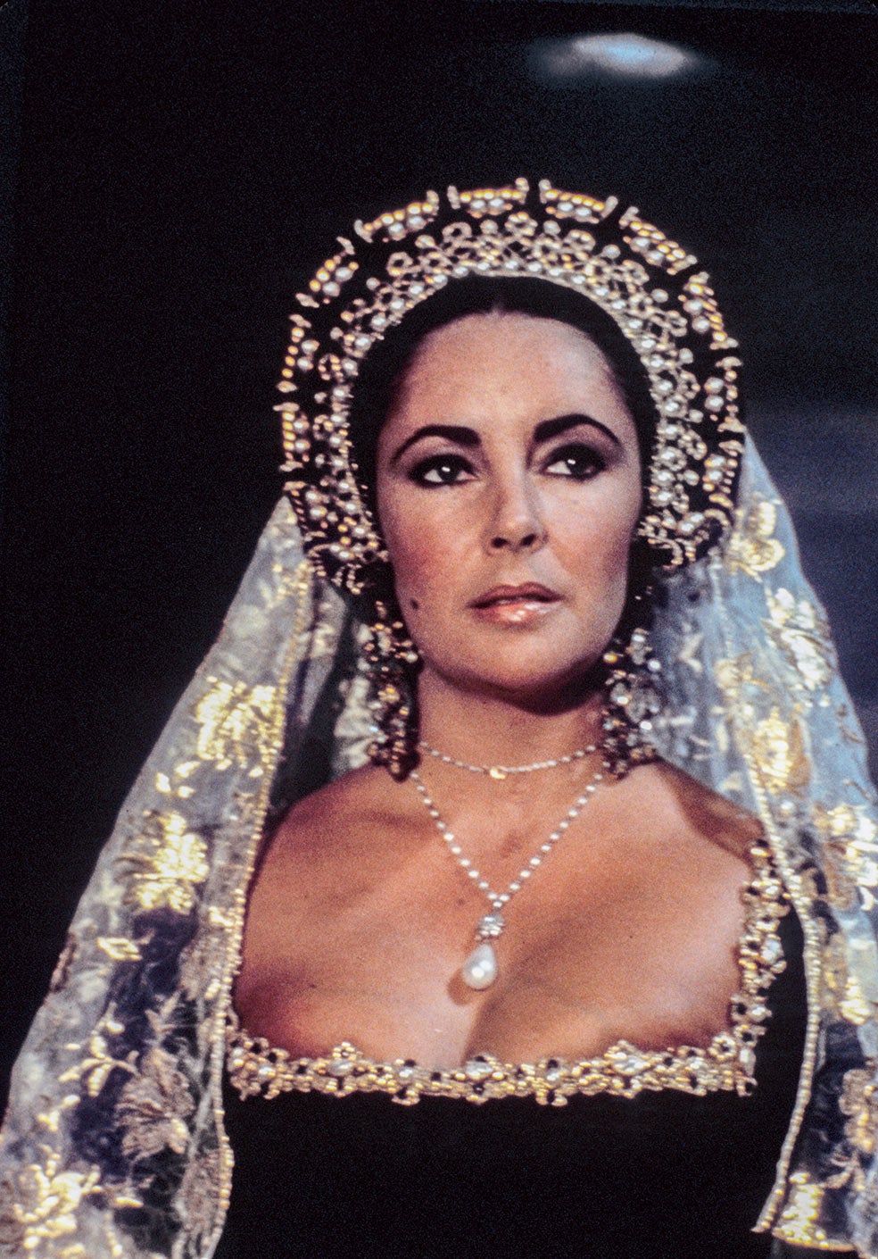 Liz Taylor con la perla en el rodaje de la película 'Ana de los mil días'.
