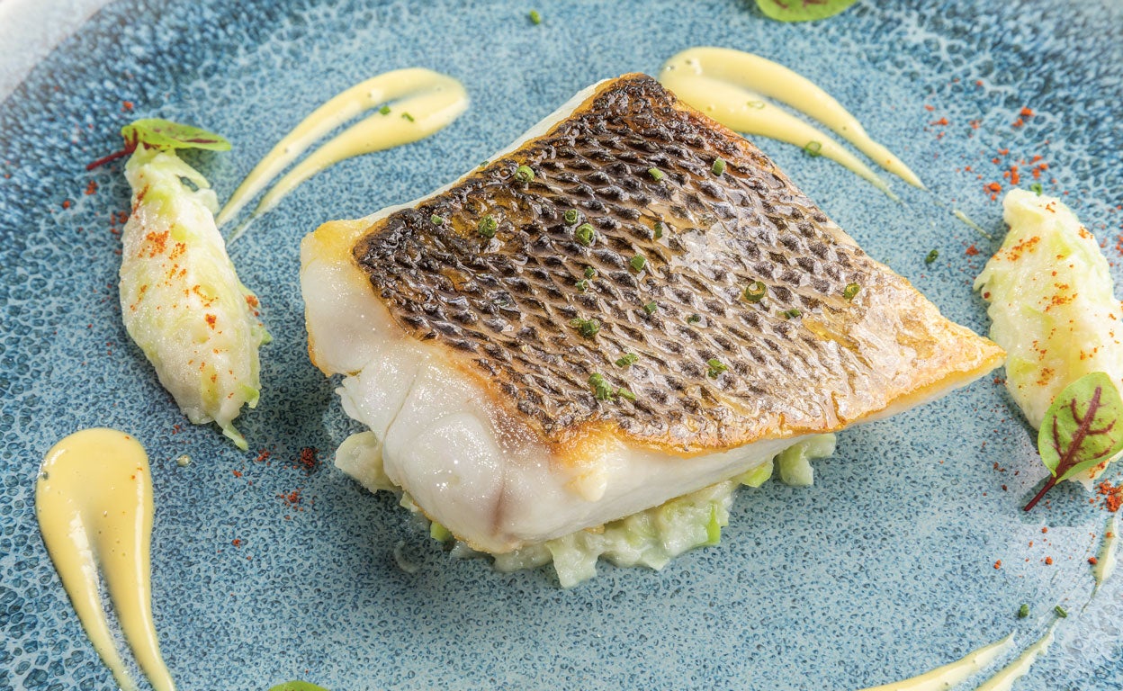 Lubina asada con cama de col y alioli