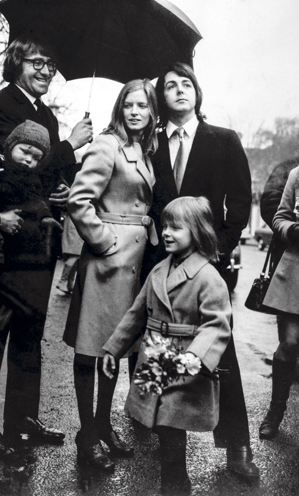 Mal sostiene el paraguas para proteger a Linda y Paul el día de su boda, en 1969.