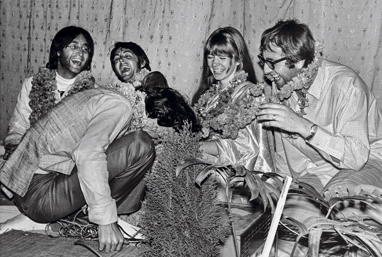 Evans no solo proveía de drogas a los Beatles, las consumía con ellos. Fue su fiel acompañante durante su delirante y polémico viaje por la India.