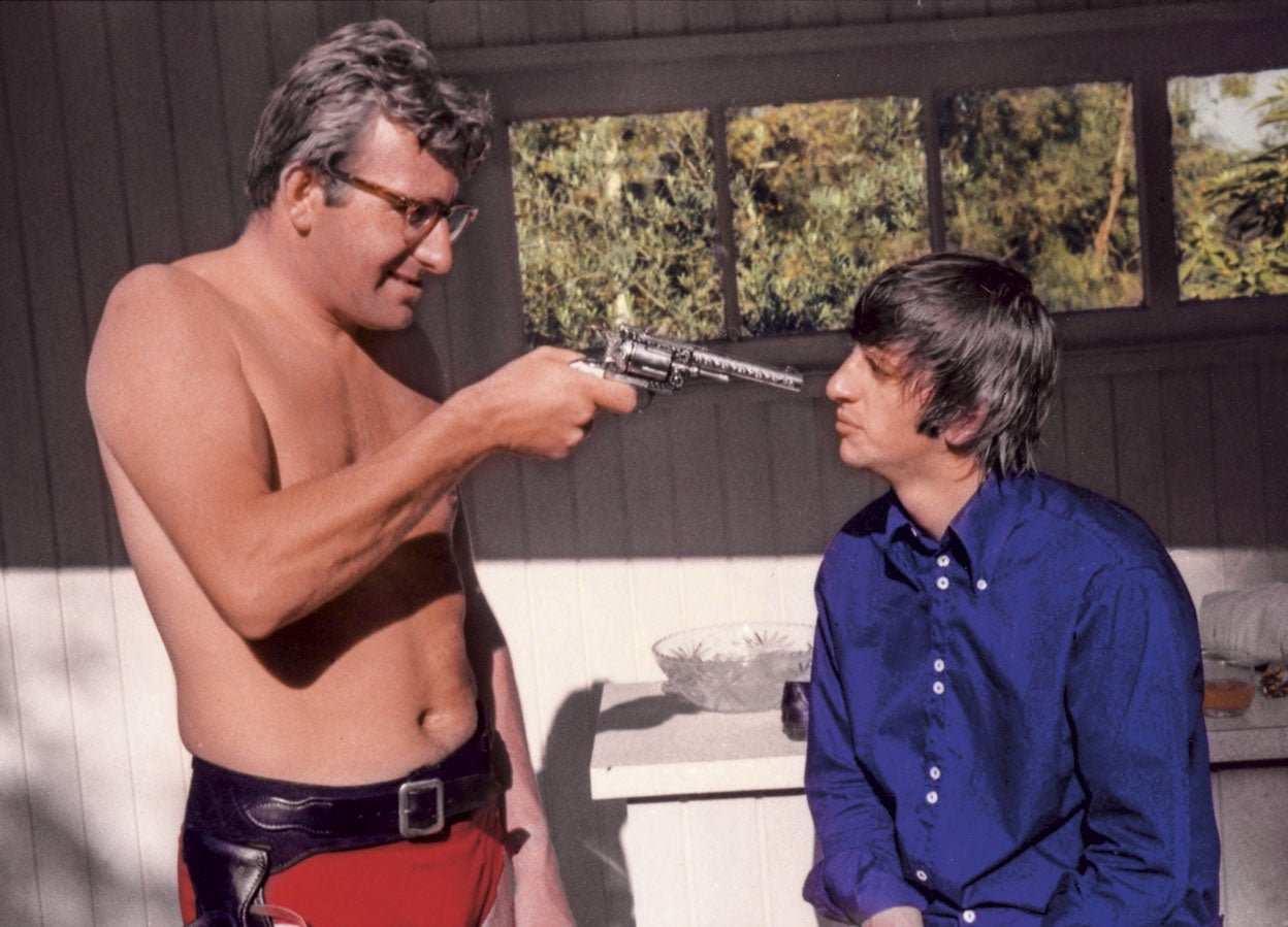 Mal bromea con Ringo durante su gira por EE.UU. Realmente, fue Paul quien tuvo una relación más cercana con Mal. Como asistente personal siempre llevaba una bolsa con todo lo que los Beatles podían desear, desde galletas a drogas.