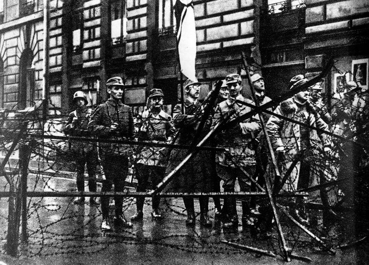 Unos 2000 nazis marcharon el 8 de noviembre hacia la Feldherrnhalle, un monumento significativo de Munich. Poco antes de llegar, la policía se enfrentó con los manifestantes a tiros. Fallecieron catorce nazis y cuatro oficiales de policía, y se puso fin al golpe de Estado en la ciudad. En la foto de apertura, Adolf Hitler junto con el general Erich Ludendorff y otros líderes que encabezaron el golpe.