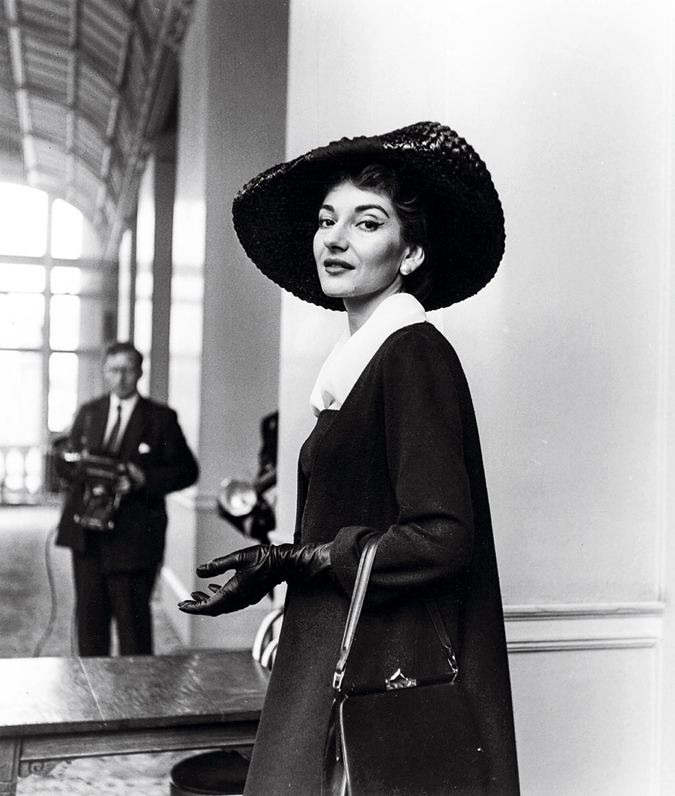 Angelina Jolie interpreta a Maria Callas en el biopic Maria, que se centra en la etapa final (de soledad, dolor y drogas) de la cantante, a cien años de su nacimiento. «Lo he perdido todo. Mi voz está acabada. No tengo un hombre. No tengo un hijo», exclamaba Callas en sus últimos años.