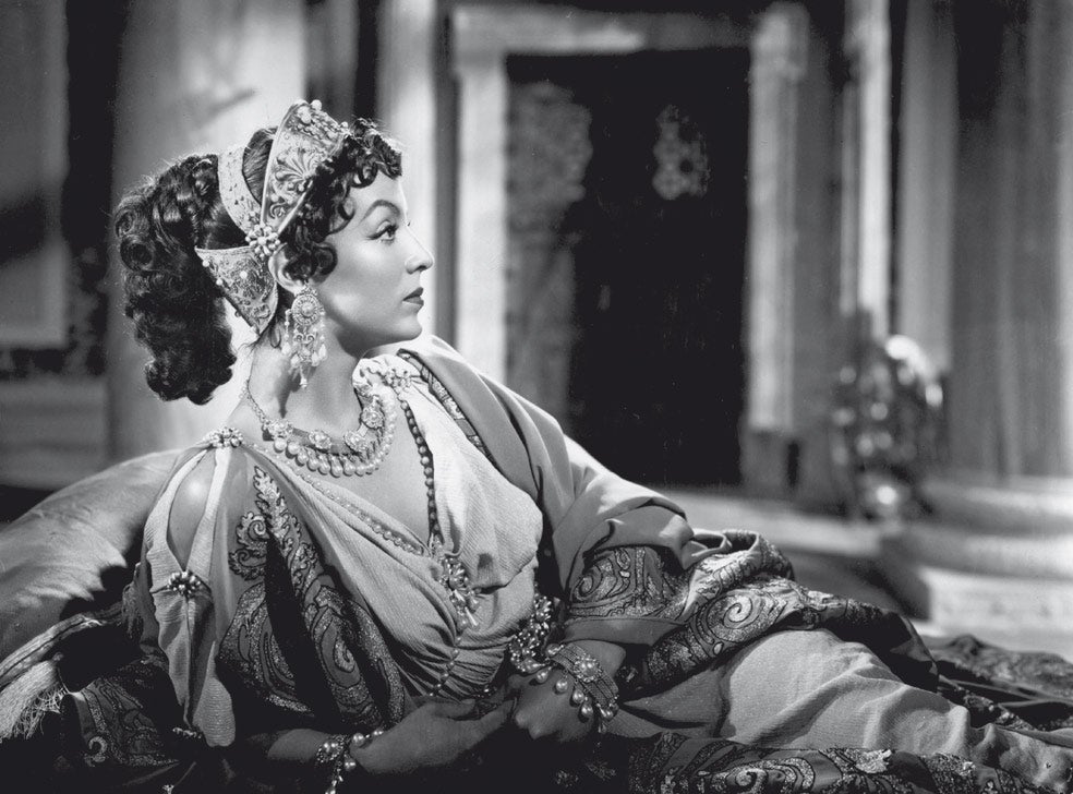 Las prostitutas en la Roma antigua llevaban el pelo rubio: teñido o en peluca. Por eso, la lujuriosa Mesalina tenía 400 postizos. Los utilizaba para ejercer en un burdel con el alias de Licisca ('lobezna' en griego). Otra emperatriz, Faustina la Mayor, tuvo más de 700 pelucas.