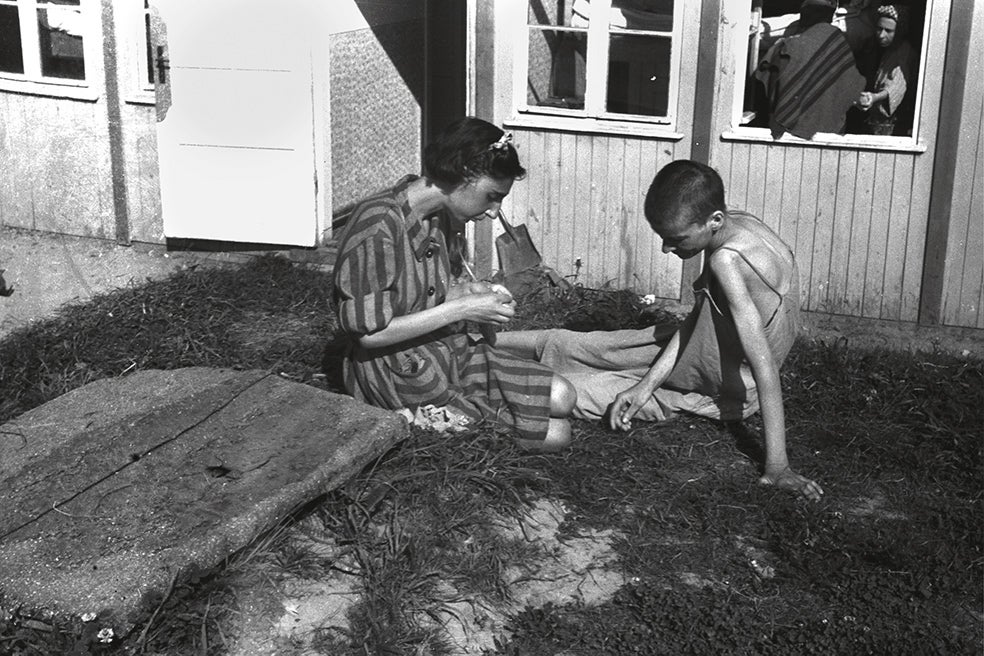 Mujeres supervivientes de Mauthausen. Fotografía tomada por Francesc Boix en mayo de 1945, poco después de la liberación del campo.