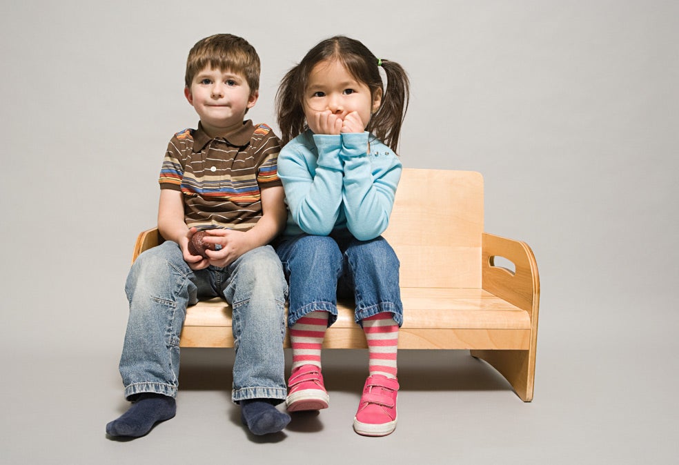 El mejor indicio de que un niño será feliz es que tenga muchos amigos, explican los expertos. Para hacer amigos, hay que saber descifrar los signos de la comunicación no verbal. Algo que se aprende interactuando físicamente con otros. Los mensajes de texto no ayudan a desarrollar esa capacidad.