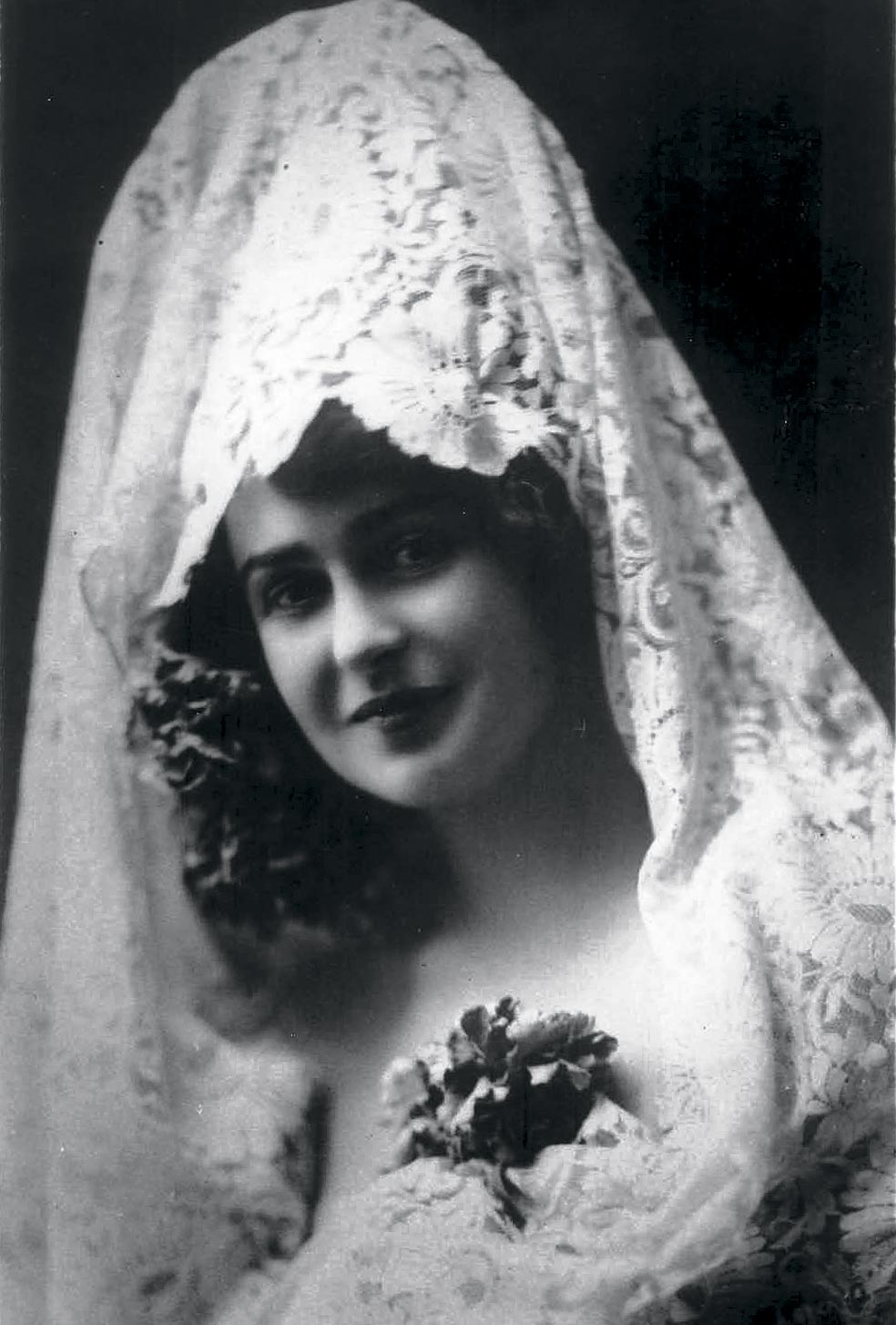 A pesar de que pasó la mayor parte de su vida fuera de nuestro país, de joven no dudaba en vestirse 'a la española', con peineta y mantilla.
