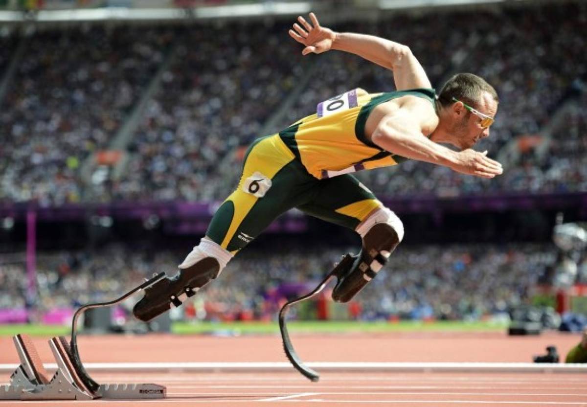 Pistorius cuenta con los récords mundiales en 100, 200 y 400 metros lisos para atletas que han sufrido una doble amputación (las perdió a los once meses por haber nacido sin peronés). Para correr utilizaba prótesis construidas en fibra de carbono. Su uso generó protestas, ya que, alegaban otros, le daban una ventaja injusta sobre otros competidores. En 2012 se convirtió en el primer atleta con doble amputación que participó en unos Juegos no ya Paralímpicos, sino Olímpicos.