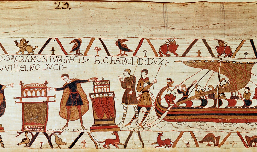 En una réplica que se realizó en el siglo XIX se bordaron pantalones para ocultar la desnudez de algunos soldados. Este gran lienzo bordado narra los hechos previos a la conquista de Inglaterra.