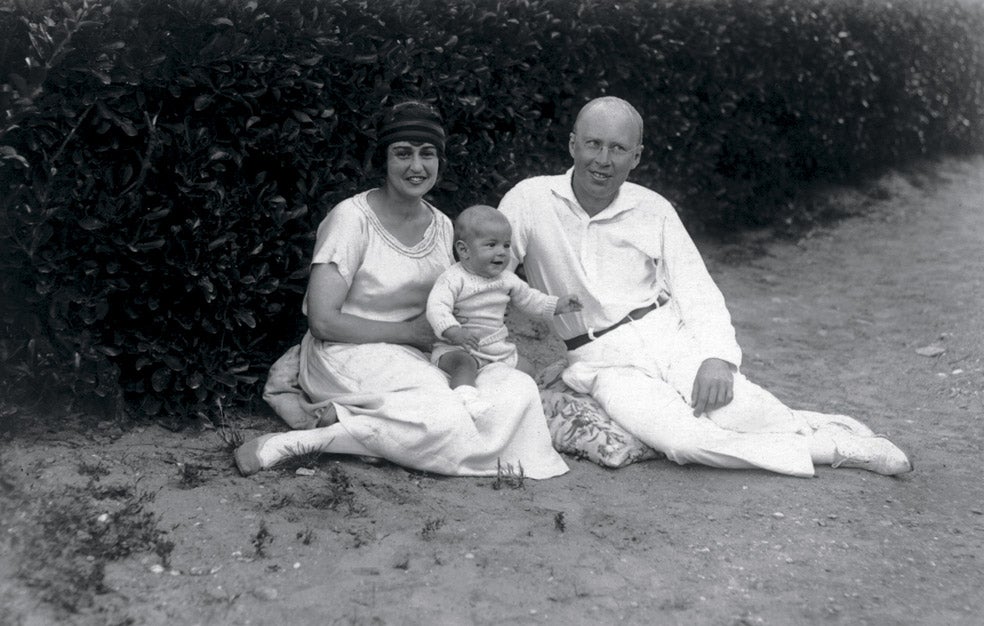 Serguéi y Lina, con su hijo Sviatoslav en Francia en 1924. Tuvieron otro hijo, Oleg. El mayor vivió toda su vida en Moscú, pero el segundo se instaló en Londres y con él se fue Lina tras ser liberada.