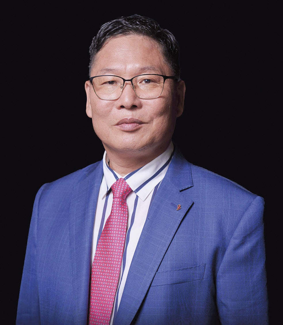 Seungeun Kim se embarcó en la ayuda de los norcoreanos en los noventa, cuando pre-senció «el río de la muerte», en la frontera con China, en el que muchos perdían la vida al huir. Luego, una tragedia personal, la pérdida de su propio hijo, lo impulsó a dedicar su vida aún más a ello.