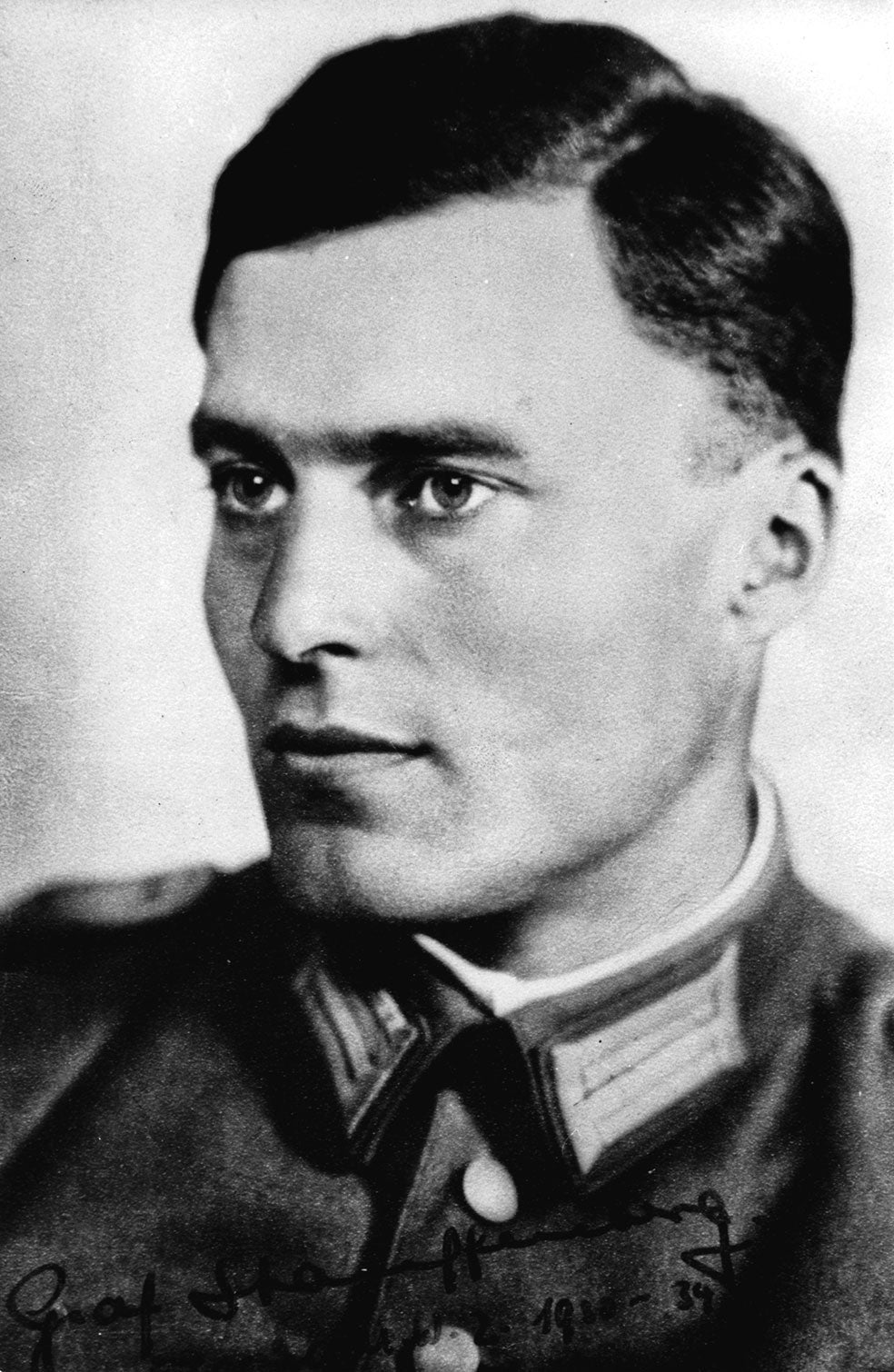 El coronel Claus Schenk Graf von Stauffenberg colocó una bomba junto a Hitler el 20 de julio de 1944. Estalló, pero no mató al dictador. Cayeron todos los conjurados. A él lo fusilaron.