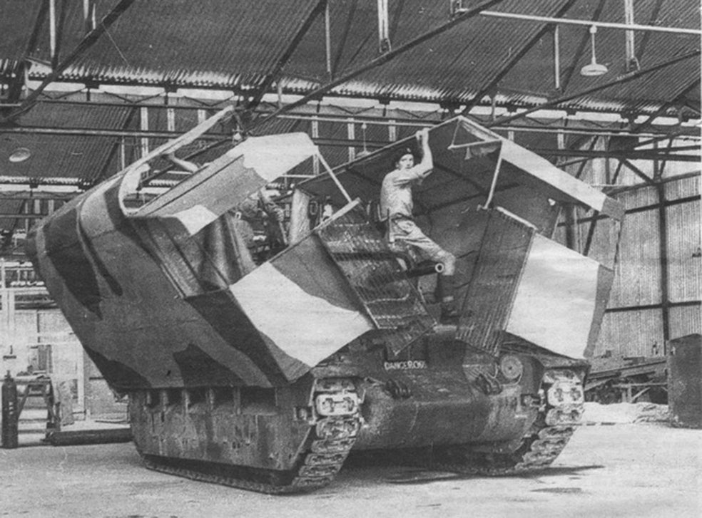 Arriba, el camuflaje para tanques ideado por Maskelyne, que los hacía parecer camiones e incluso dificultaba su avistamiento en el desierto egipcio. Y por un módico coste: fabricaba pintura ocre con latas de salsa Worcester y excrementos de camello.