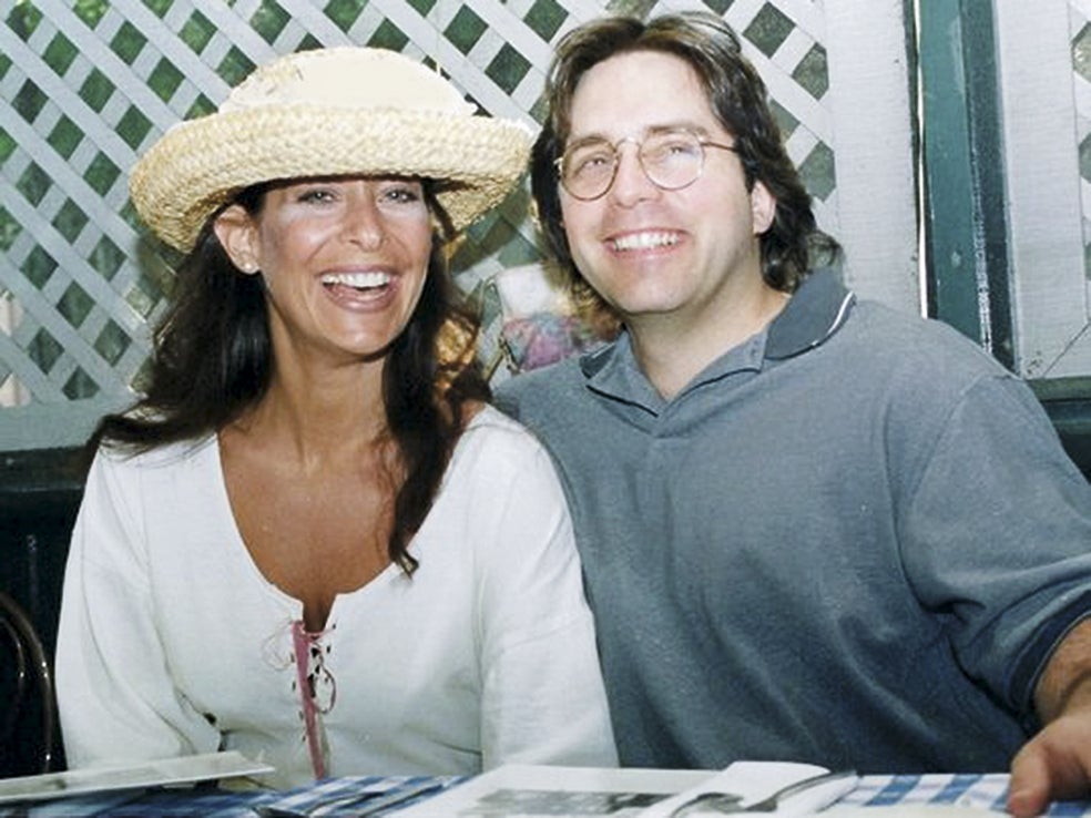 Toni Natali fue pareja de Raniere en los noventa. «Entonces era bastante tradicional, aún no tenía un harén -cuenta-. Dijo que me ayudaría a superar mis problemas conyugales, y lo que hizo fue ayudarme a romper mi matrimonio». Luego se percató de que era peligroso. Terminó su relación con él hace 20 años.