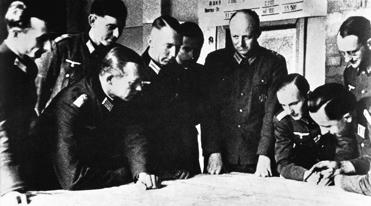 Eran militares avergonzados de los crímenes alemanes y preocupados por el futuro de su país. En la foto, Von Kleist, Scholze-Büttgen, Tresckow y Schlabrendorff con otros oficiales.