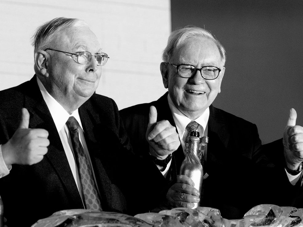 Charlie Munger, fallecido el martes a los 99 años, fue durante mucho tiempo, la mano derecha de Buffett. Los dos son de Omaha y se conocían desde la adolescencia. Munger fue clave en orientar la filosofía de las inversiones de Berkshire Hathaway, un imperio valorado en 800 mil millones de dólares. Sus apariciones, casi como un dúo cómico, los hicieron tan populares como respetados.
