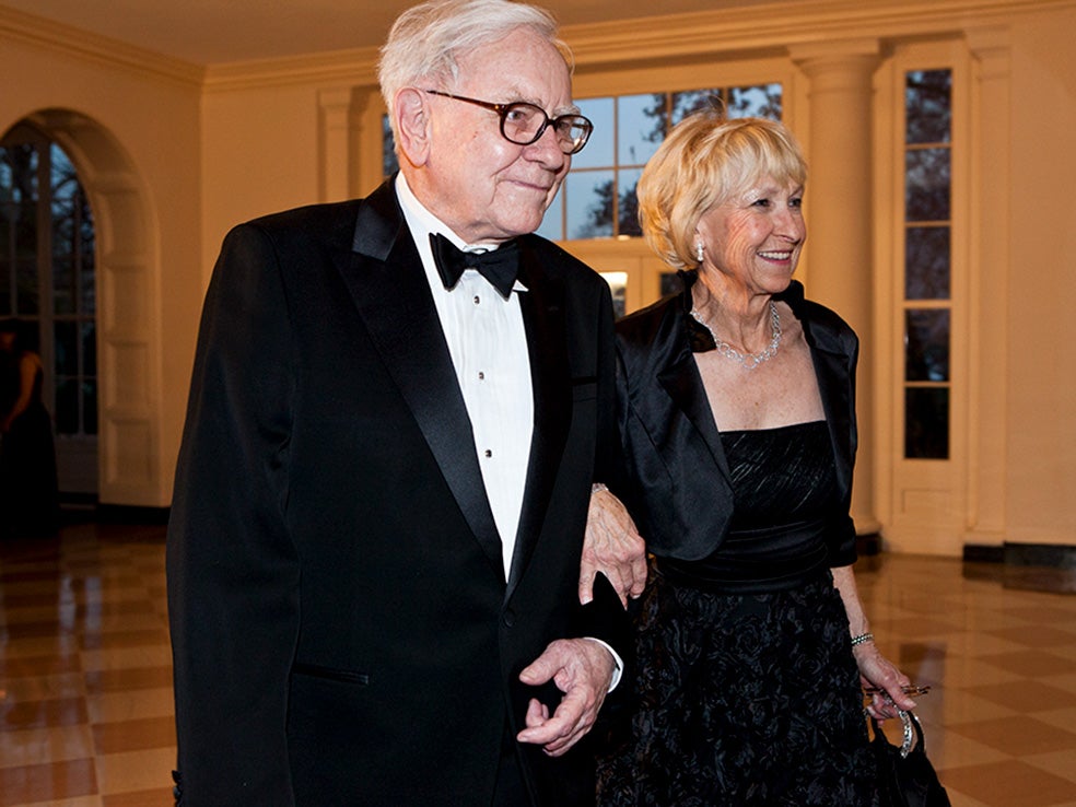 Buffett está casado desde 2006 con Astrid Menks, que trabajaba como camarera en el club donde Susan Thompson, su primera esposa, cantaba. Se casó con Astrid dos años después de la muerte de Susan, su mujer durante 50 años. Buffett sigue viviendo en la misma casa que compró en 1958. Sus empleados cuentan que tiene la manía de ir apagando las luces encendidas. Ha prometido legar el 99 por ciento de su fortuna a organizaciones sin ánimo de lucro, incluidas las fundaciones de sus tres hijos: Susan, Howard y Peter.
