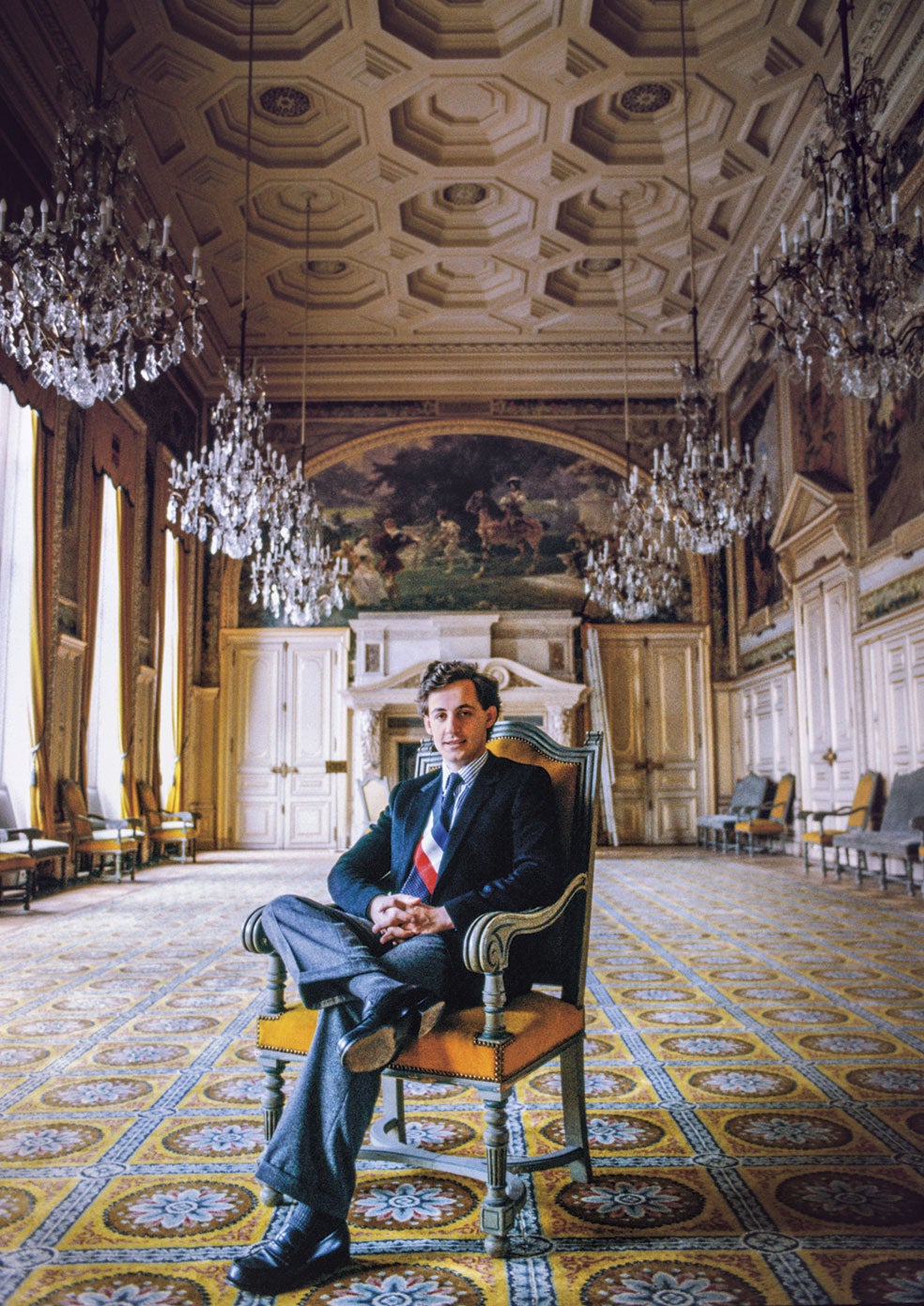 La alcaldía de Neuilly-Sur-Seine fue su primera victoria política, con 28 años. Gobernó la ciudad entre 1983 y 2002, tiempo en que, además, fue diputado nacional y ministro de Presupuestos.