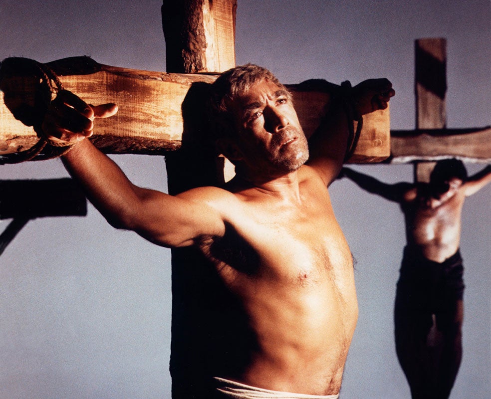 En las primeras secuencias el suplicio de Cristo se muestra con tintes casi caravaggiescos. Luego se desarrolla la peripecia vital del personaje de Barrabás, interpretado aquí en la cruz por Anthony Quinn.