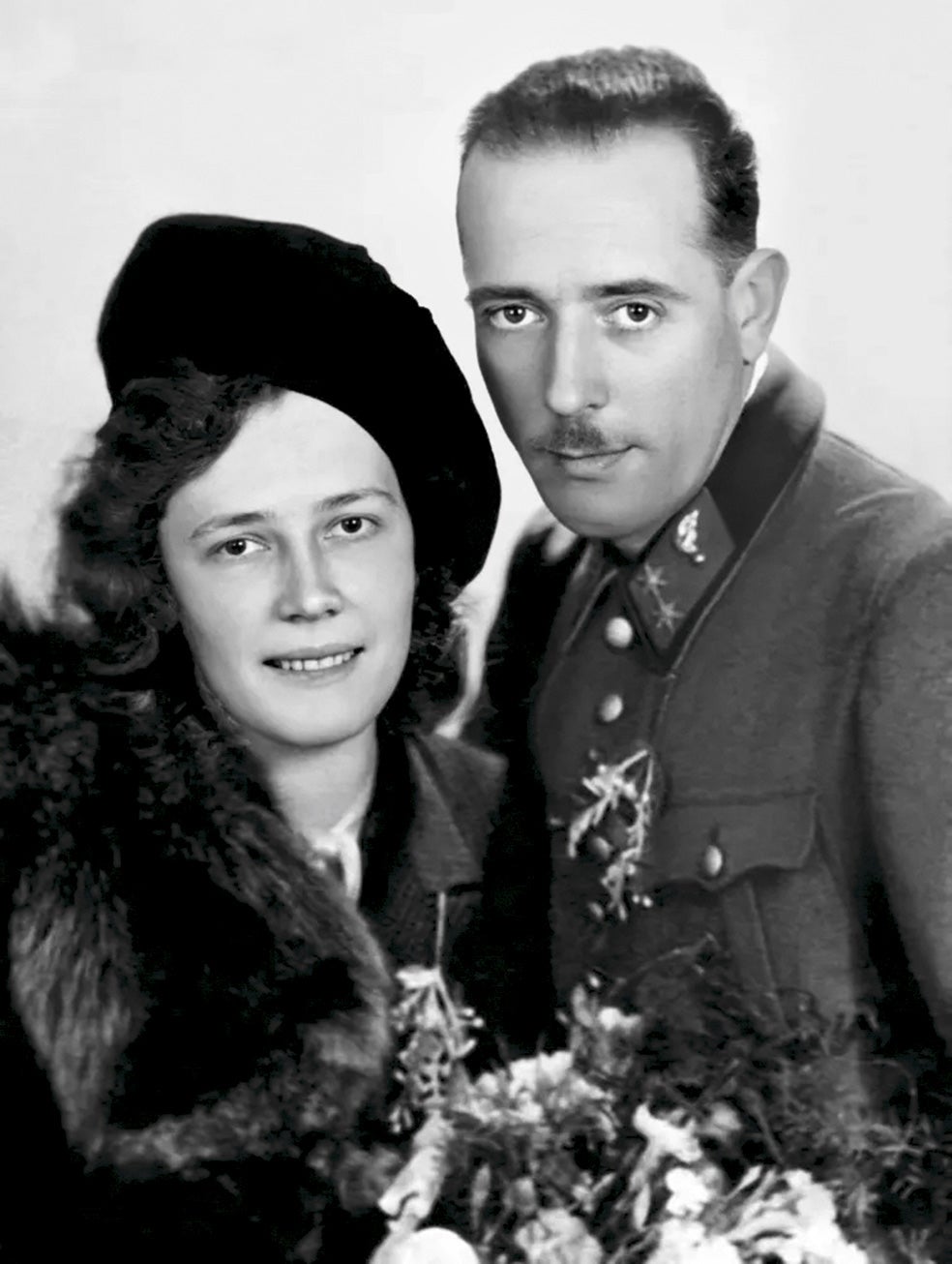 Aurelia y Gustav, jefe de Policía en la localidad austriaca de Thal, se casaron en 1945. Católicos fervorosos, tuvieron dos hijos: Arnold y Meinhard, fallecido en 1971. Gustav padecía de estrés postraumático por lo vivido en la Segunda Guerra.