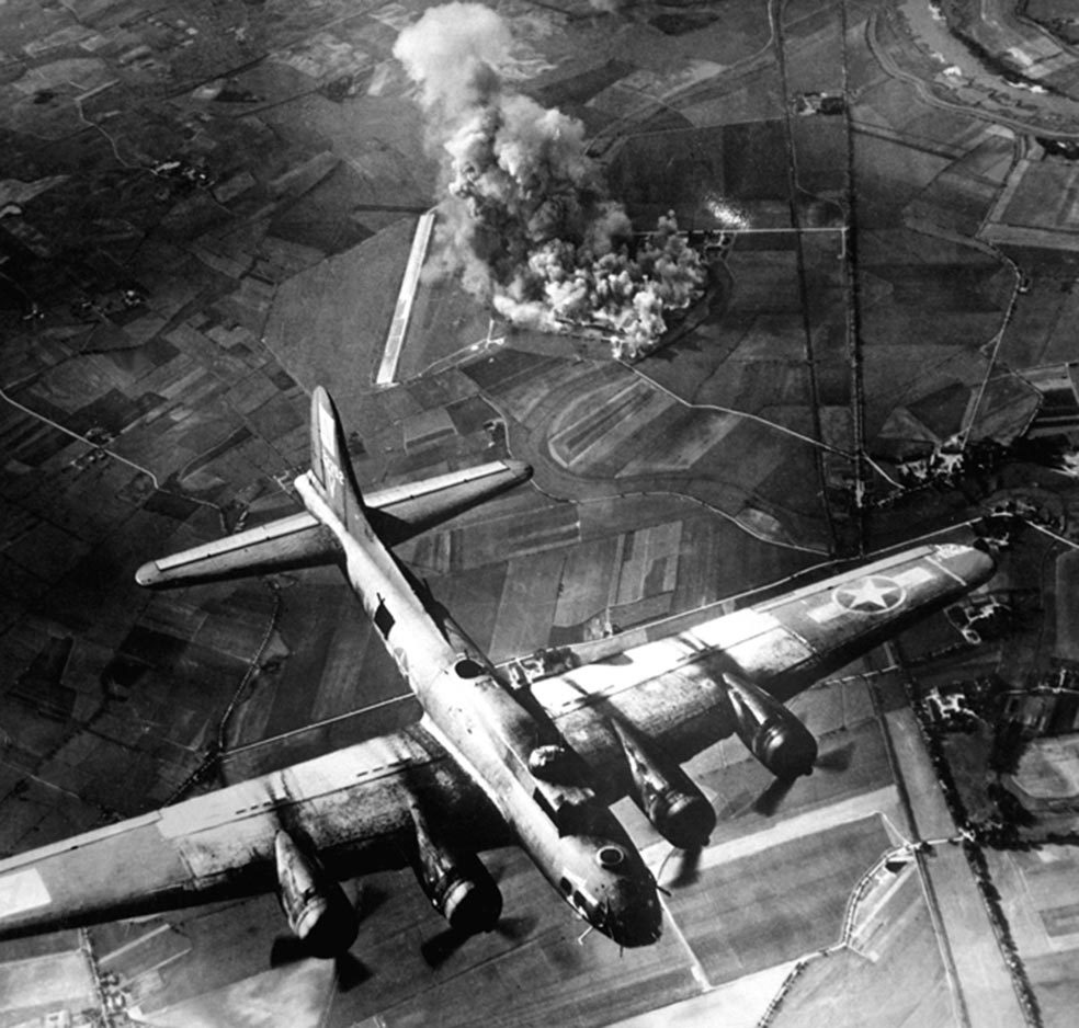 Un avión americano se aleja tras bombardear una fábrica en Marienburg en 1943. Destruir la industria alemana y desmoralizar a la población eran los principales objetivos de las campañas aéreas aliadas.