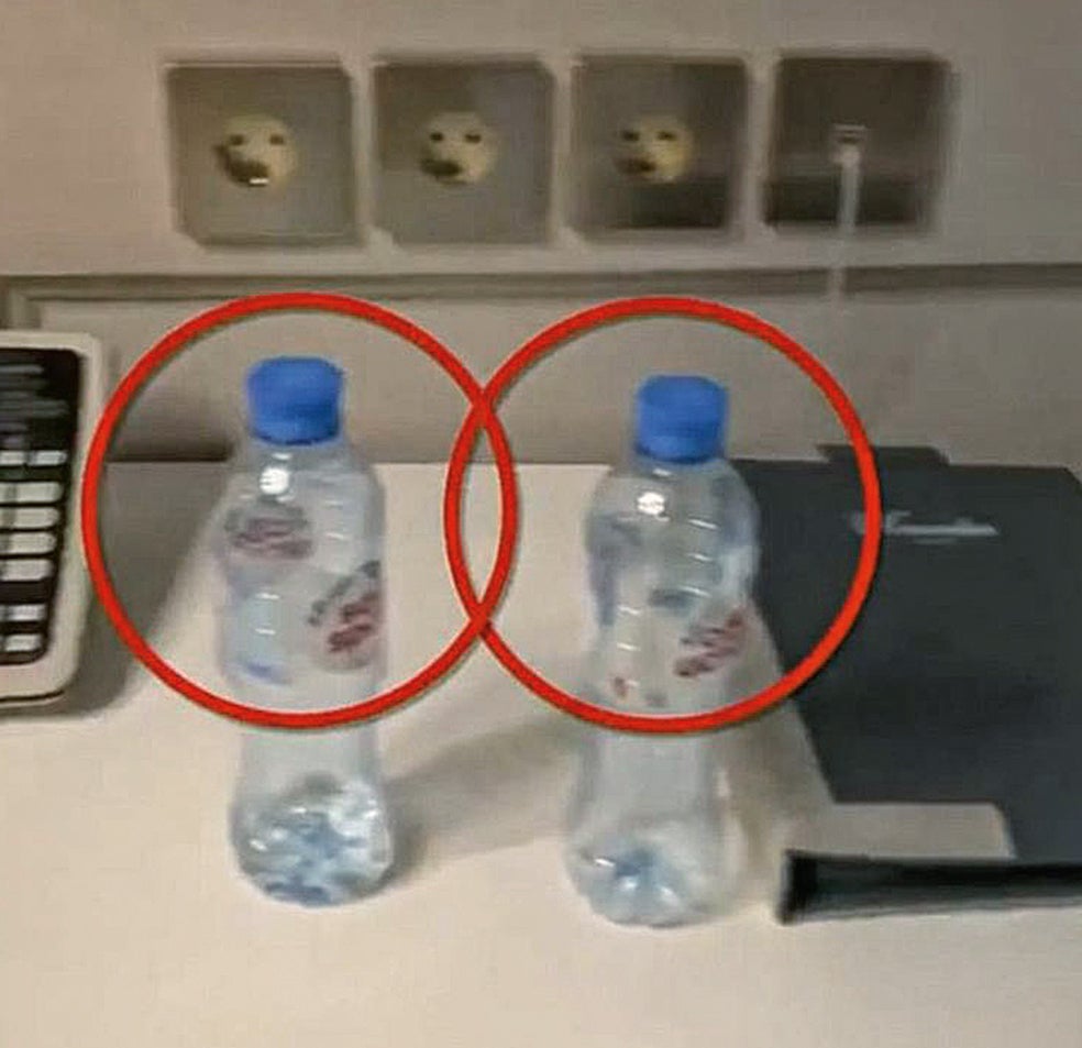 Estas dos botellas de agua que estaban en la habitación de Navalni fueron fotografiadas y recogidas por su equipo en cuanto supieron que estaba en un hospital. En una de ellas había rastros del veneno. Eran mínimos, lo que implica que fue el político el que los dejó al tocarla. La toxina estaba, posiblemente, en su ropa.