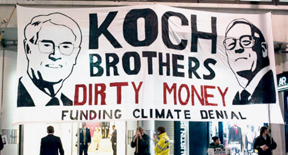 Imagen - El cambio climático. Su negocio es el petróleo, no el medioambiente. Eso lo han dejado siempre claro. Según Greenpeace, los Koch han gastado más de 80 millones de dólares en financiar campañas de escepticismo sobre el cambio climático desde los años noventa. Así lograron convencer a 400 miembros del Congreso para votar en contra de una ley para frenar el efecto invernadero.