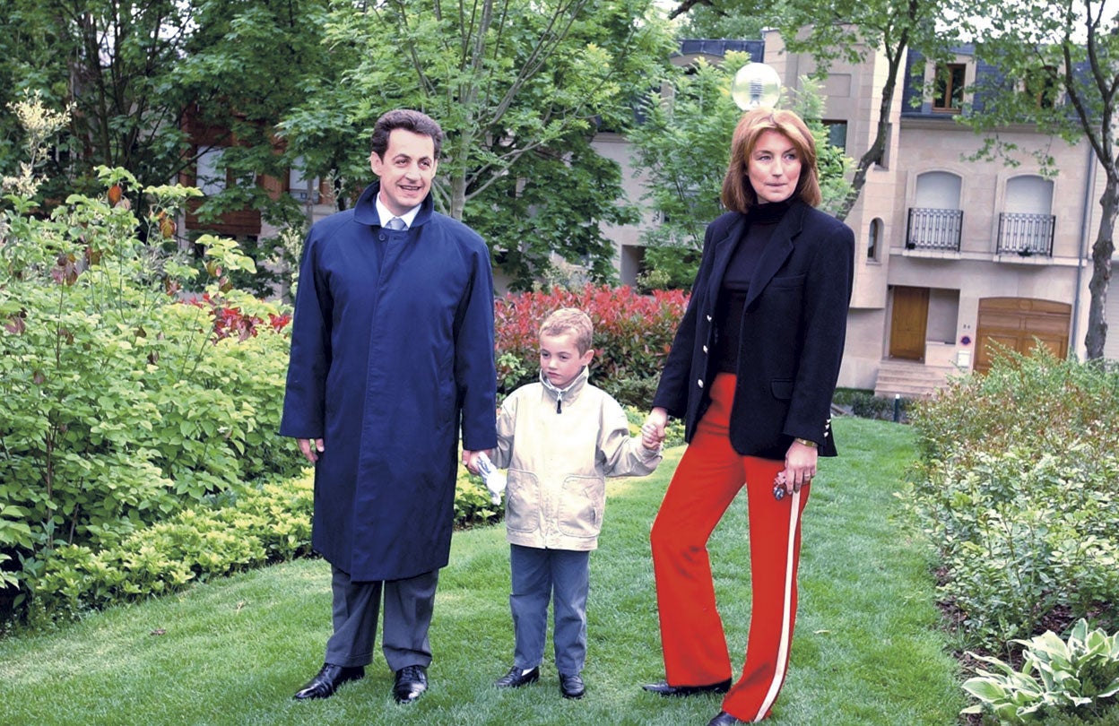 Cécilia Attias fue su segunda esposa. Se divorciaron en octubre de 2007, al poco de llegar él a la presidencia. Aquí posa con ella y su hijo Louis en el jardín de su casa.