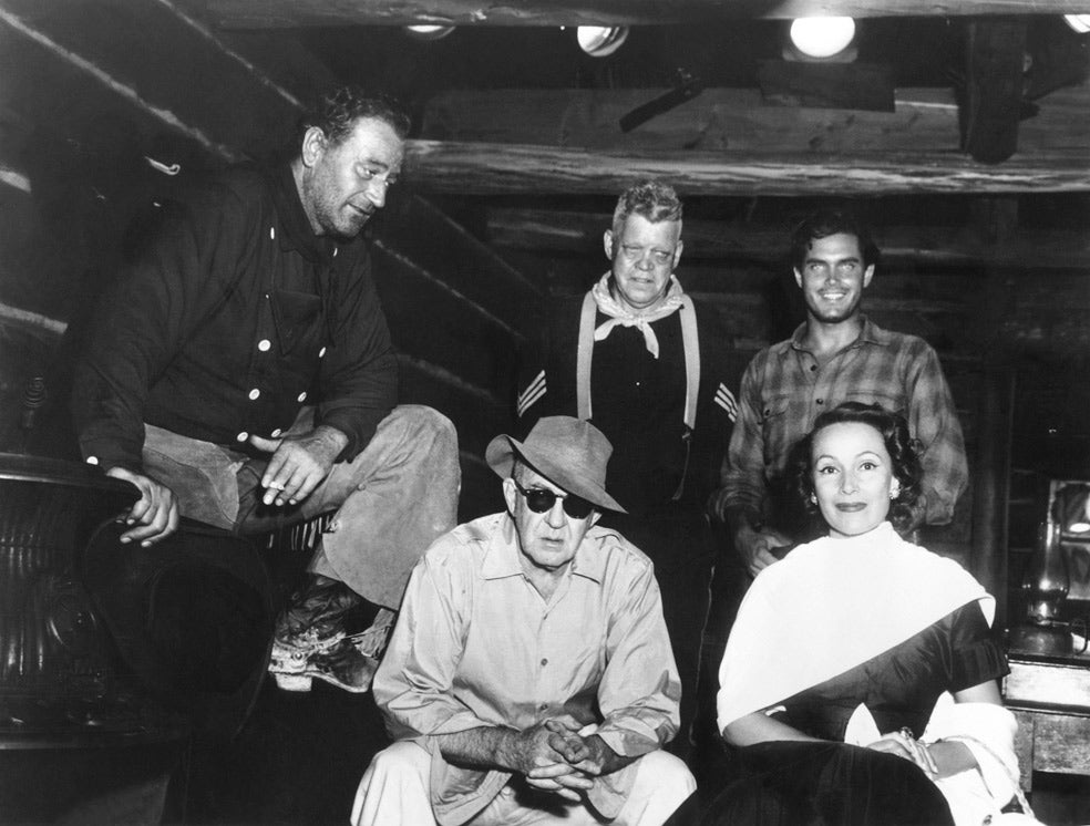 Los 'westerns' de John Ford no tienen parangón y Centauros del desierto, quizás es el mejor de los suyos. Aquí, John Wayne, Jack Pennick, Jeffrey Hunter y Dolores del Río con el director John Ford en el set de rodaje.