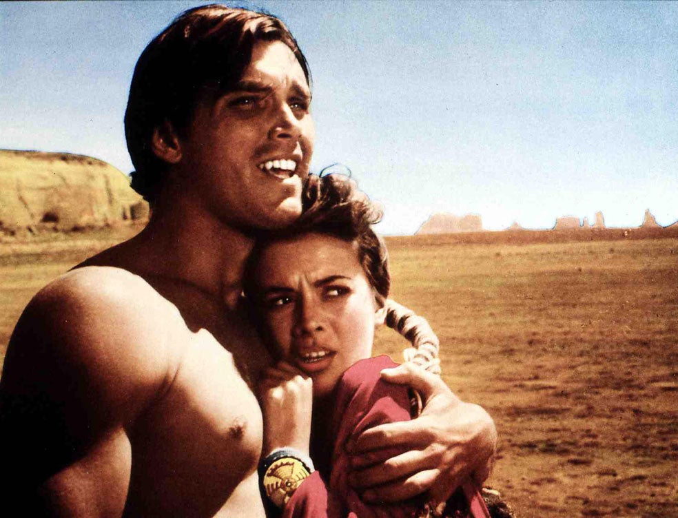 El protagonista busca a su sobrina Debbie, secuestrada por los indios. La chica, interpretada por una bellísima Natalie Wood, se ha convertido en una 'squaw'. En la foto, Natalie Wood en una escena junto con el actor Jeffrey Hunter.