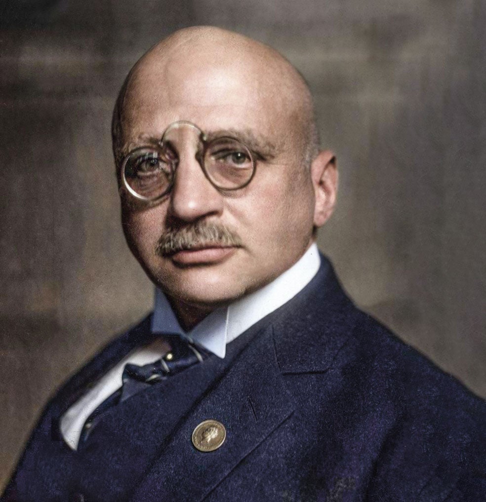 Las plantas necesitan nitrógeno. Se obtiene del estiércol, el salitre, el guano... En 1913, el alemán Fritz Haber inventó, con Carl Bosch, un método que aprovecha el nitrógeno del aire para producir amoniaco (un compuesto nitrogenado). Lo hizo para fabricar explosivos y fue declarado criminal de guerra. Pero el amoniaco es la base de los abonos modernos.