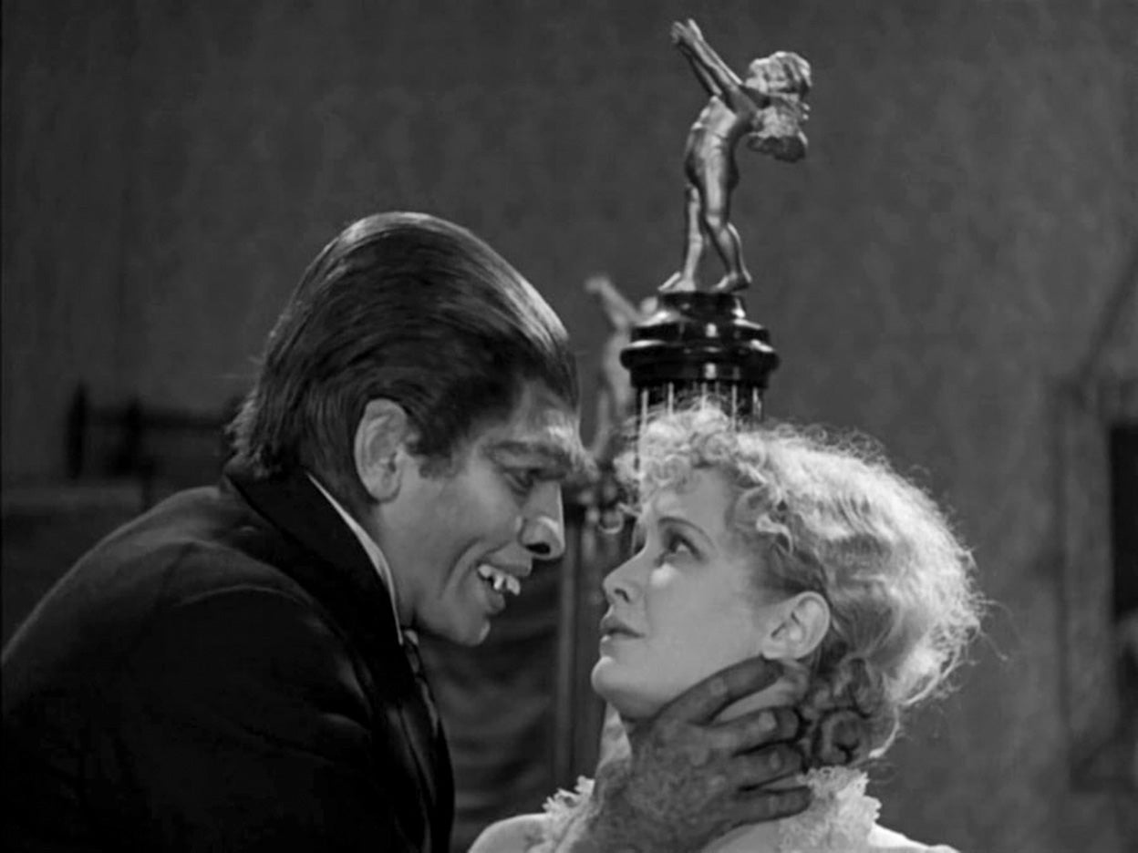 Hyde ejerce su oscuro dominio sobre Ivy Pearson, la cautivadora prostituta interpretada por Miriam Hopkins, mientras la cámara realiza portentosos movimientos que sumergen al espectador en un ambiente delicado pero acechante.