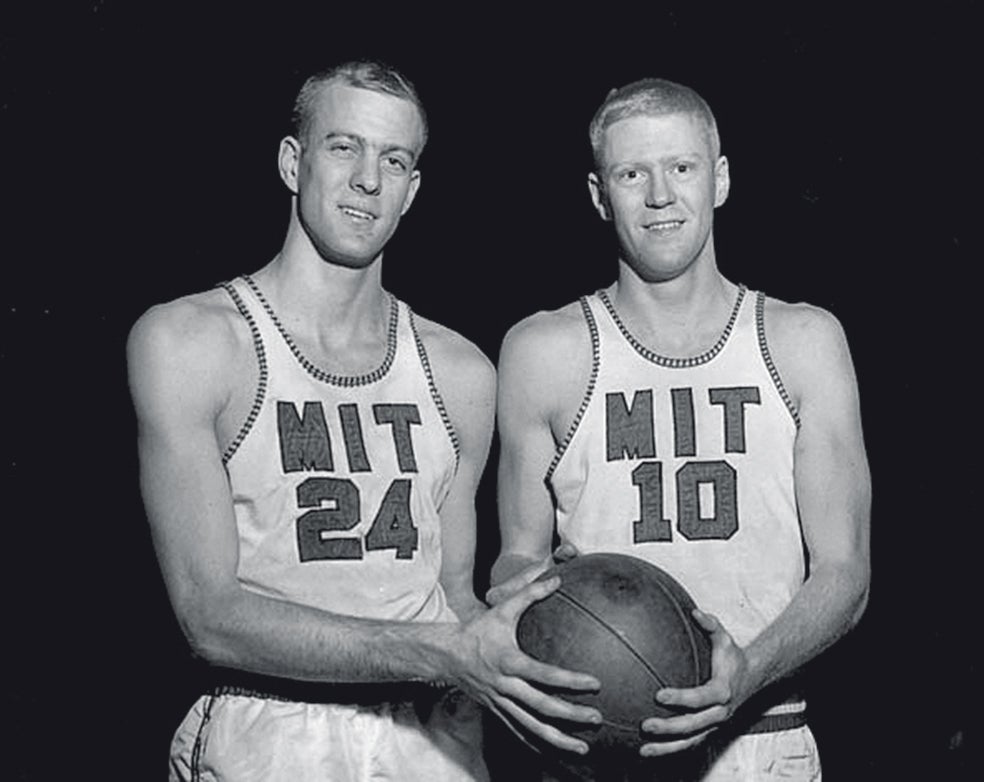 Los hermanos, en el equipo de baloncesto del Instituto Tecnológico de Massachusetts (MIT), donde estudiaron Ingeniería. Siempre se interesaron por las empresas familiares.