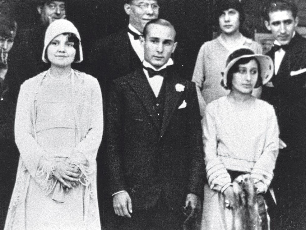 Juan Pujol (en el centro) con su familia antes de la guerra. Este catalán se trasladó a Madrid, vivió en Lisboa y Londres durante la Segunda Guerra Mundial, se refugió en Venezuela, desapareció en Mozambique...