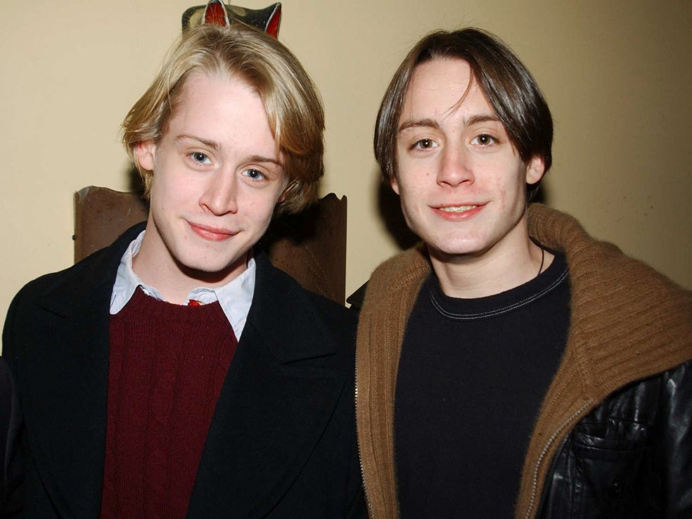 Kieran Culkin estaba 'condenado' a ser el hermano de Macaulay Culkin, pero ha logrado hacerse un nombre por sí mismo y tiene una carrera profesional, sobre todo después del éxito de la serie Succession, mucho más sólida que su hermano Macaulay. El pequeño, Rory Culkin, también es actor, pero el hermano de en medio es ahora 'el hombre de moda'.