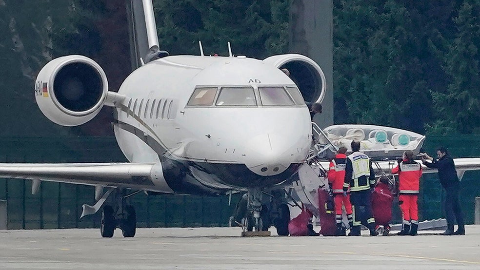 Navalni a su llegada a Alemania, donde le salvaron la vida. Los alemanes tienen importantes negocios con Rusia y algunos reclaman sanciones al país. Navalni no cree que sean útiles. «Lo que a Putin y sus amigos les haría mucho daño es que Europa confiscase sus activos. Nada cambiará mientras la élite rusa pueda seguir usando la infraestructura europea».