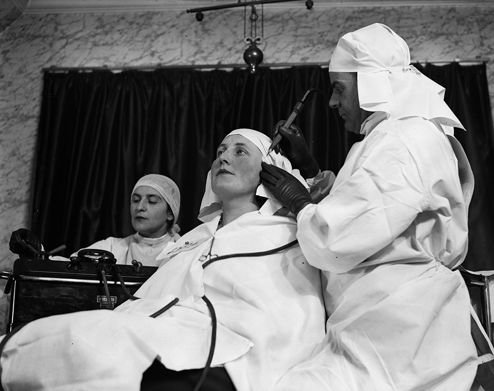 Las intervenciones para alisar la piel sin necesidad de estirarla para rejuvenecer un rostro con arrugas lograron un gran avance en los años 20, cuando comenzaron a realizarse los primeros implantes de grasa subcutánea. En la imagen, una cirugía estética en Londres en 1932.