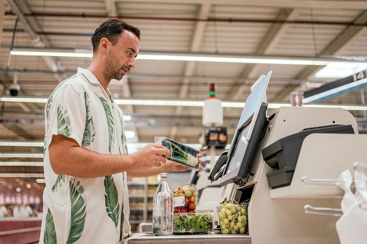 Pantallas de autopago, bolsas de plástico y táperes de comida para llevar son otros focos de contaminación en supermercados. Y en los bares, se han hallado enterobacterias y trazas de orina de clientes que no se lavan las manos en los cacahuetes gratuitos de aperitivo.
