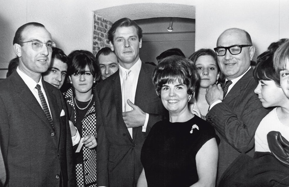 El pintor Ramón Lapayese, el actor Roger Moore, Araceli González y Edward Kreisler en la galería madrileña.