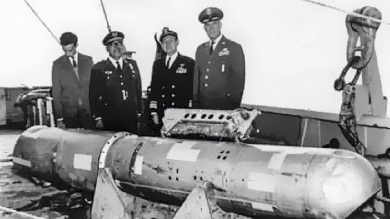 Restos de la bomba que cayó en Almería. Antes de que llegasen los americanos, el equipo científico de Velarde rastreó la zona para buscar pistas del funcionamiento de la bomba H. Las encontraron.