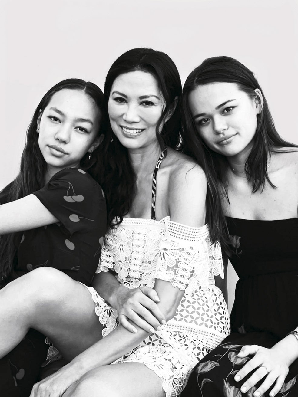 En 1999, Rupert se casó con Wendi Deng, 30 años más joven que él y china, lo que disparó las alarmas de sus hijos. Hicieron de todo para evitar la boda. El matrimonio duró 14 años y tuvo dos hijas: Chloe y Grace, ahora de 19 y 22 años. Sus padrinos son Nicole Kidman y Hugh Jackman, y viven de mansión en mansión, pero estudian en prestigiosas universidades. Todavía pueden decir algo en la trama familiar.