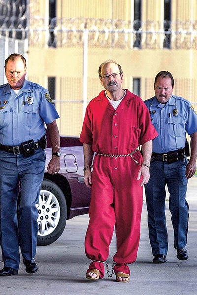 Imagen secundaria 2 - ... Y Mr. Hyde. Rader era un asesino metódico. A sus crímenes los llamaba 'proyectos', y las víctimas casi siempre eran mujeres blancas de cualquier edad. Solo una vez sus planes fallaron, cuando entró en casa de una familia hispana pensando que estarían madre e hija, pero se encontró también al padre y a otro hijo varón. Los mató a todos.