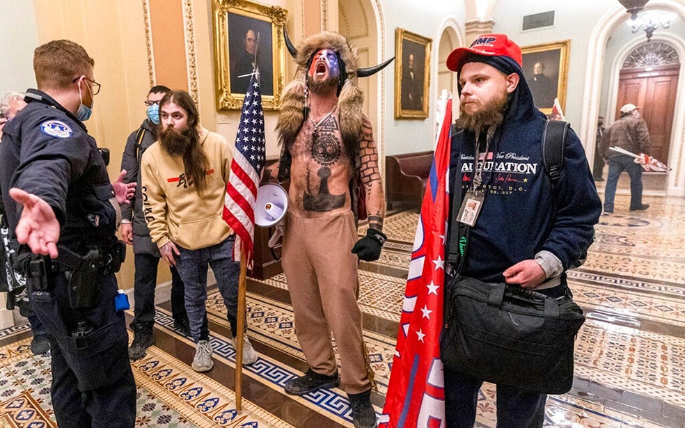 En el juicio alegó que el atuendo que llevaba era para hacer de la toma del Congreso algo más «divertido» y que sus aullidos en la cámara del Senado, grabados en un vídeo que recorrió el planeta, eran sólo una canción chamánica.