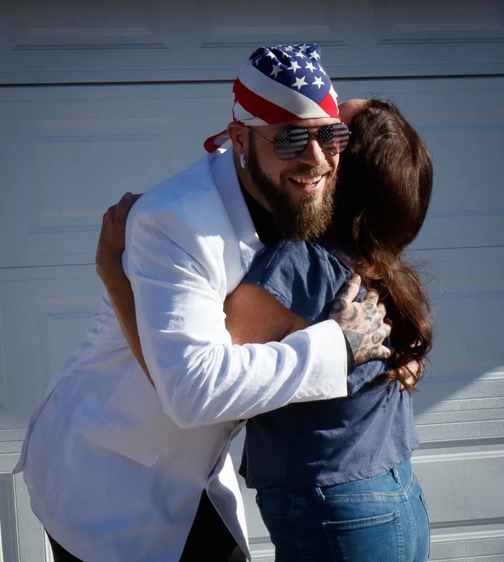 Tras su salida de prisión, Jake Chansley (nacido como Jacob Anthony Angeli Chansley) ha hecho varios podcast plagados de teorías de la conspiración y ofrece sesiones de coaching a través de su página web.