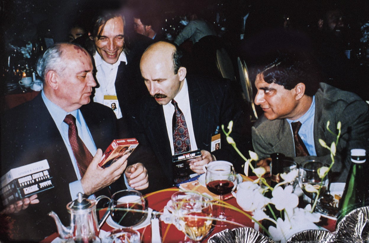 En los noventa, el prestigio de Chopra le permitía también sentarse en la mesa de los políticos, como Gorbachov.